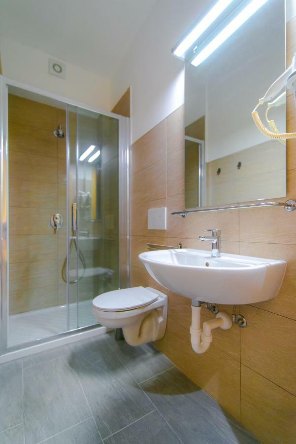 Casa Livio - Rooms And Studios Como Exterior foto